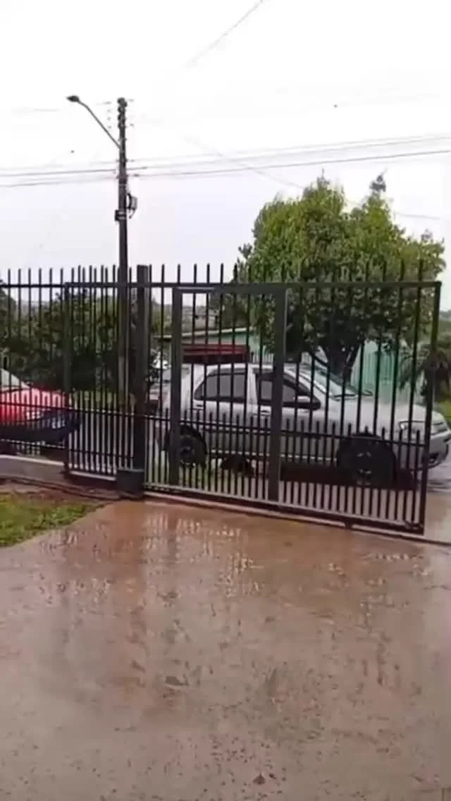 Portão deslizante residencial com automação, em trabalho divulgado pela Santos